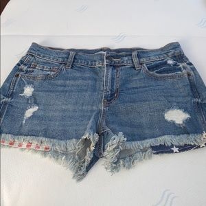 Boyfriend style shorts w. American flag pockets.